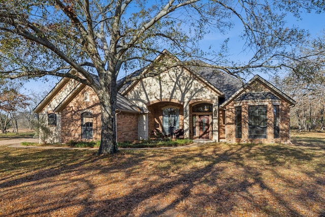 view of front of home featuring a front lawn