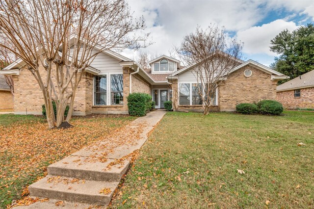 view of front of home featuring a front lawn