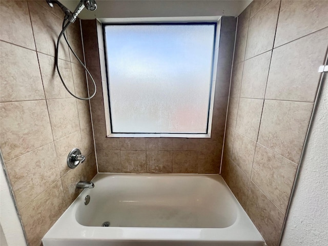 bathroom with tiled shower / bath combo