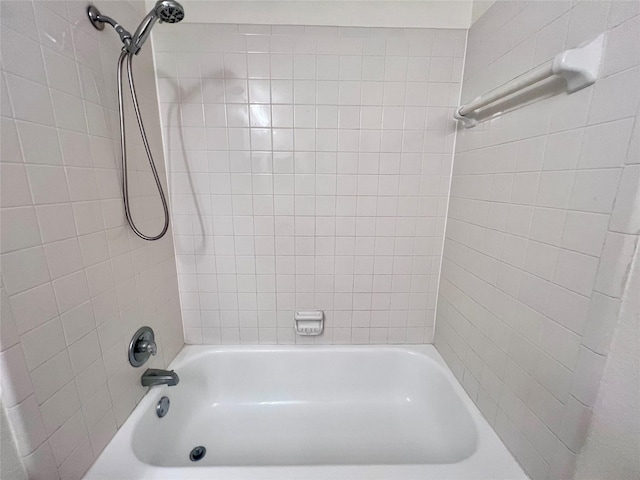 bathroom featuring tiled shower / bath combo