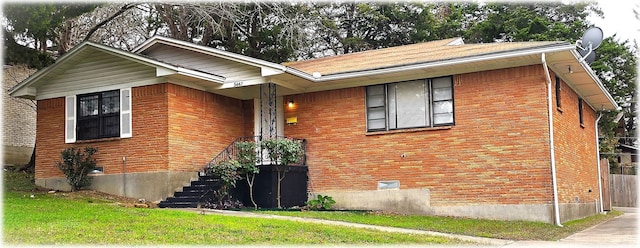 view of front facade featuring a front yard