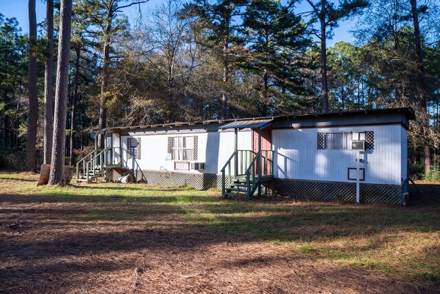 view of front of house featuring a front lawn