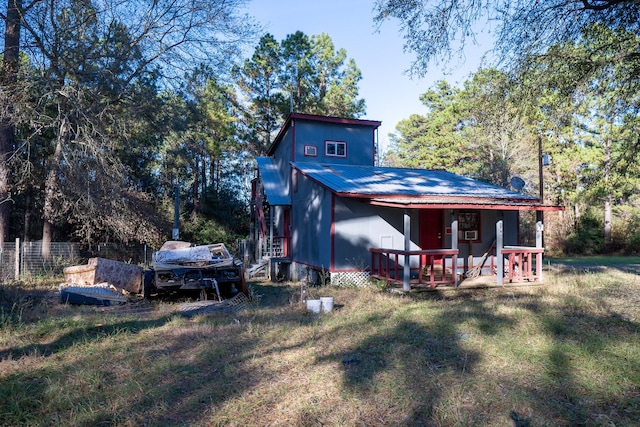 view of front of property featuring a front yard