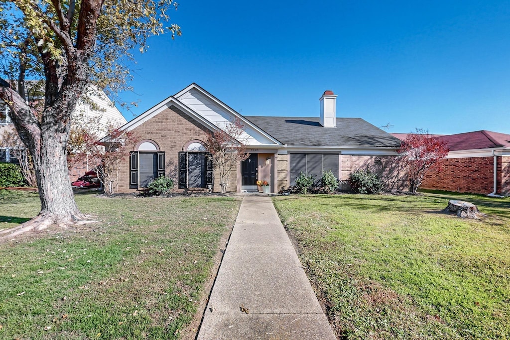 single story home with a front lawn