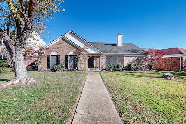 single story home with a front lawn