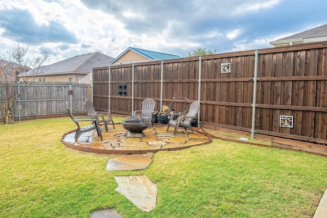 view of yard featuring an outdoor fire pit