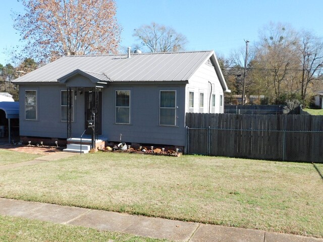 view of front facade featuring a front lawn