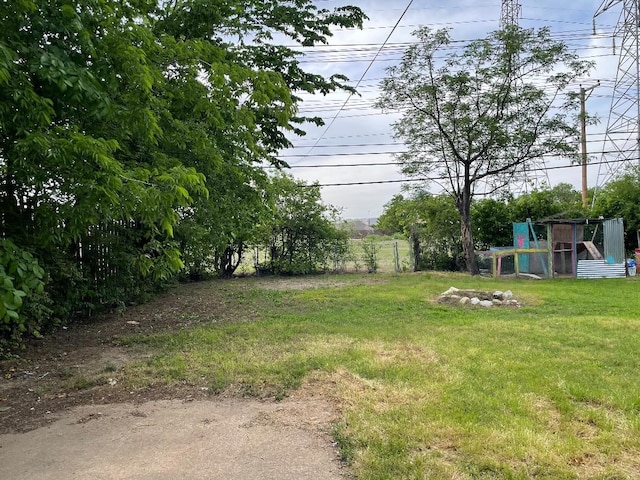 view of yard with an outdoor structure