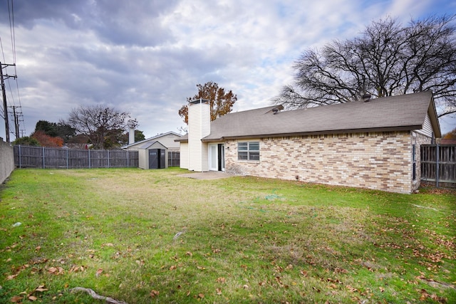 view of yard featuring a storage unit