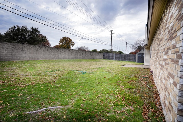 view of yard with a shed