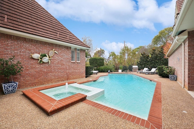 view of pool with an in ground hot tub and a patio area