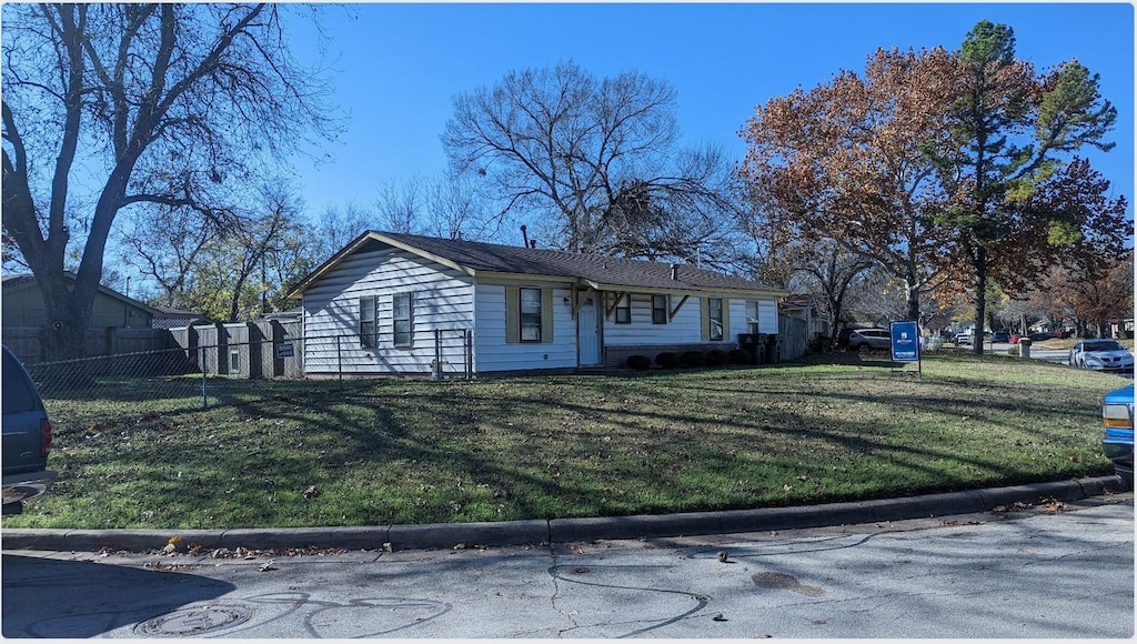 ranch-style home featuring a front lawn