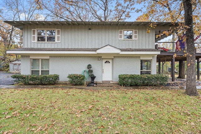 view of front of property with a front yard