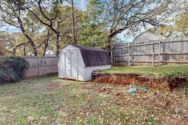 view of yard with a storage shed