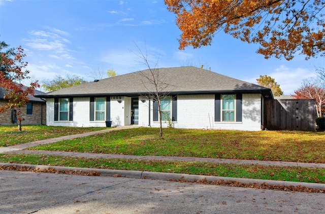 single story home featuring a front lawn