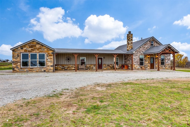 ranch-style home featuring a front lawn