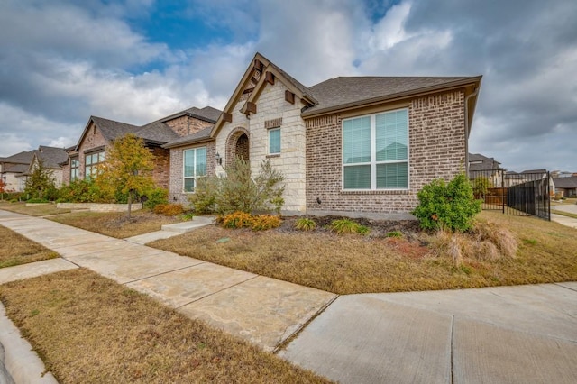 view of front of house featuring a front yard