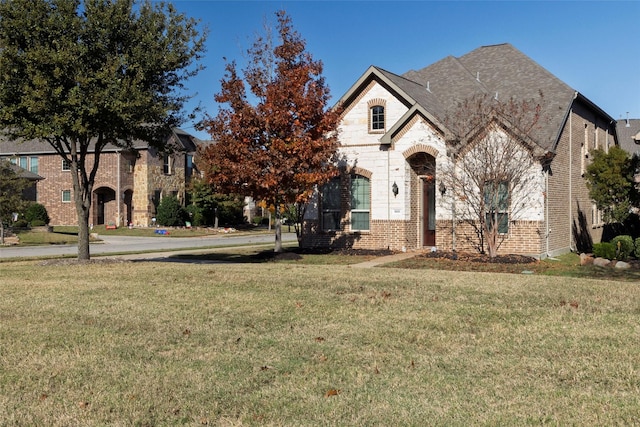 view of front facade featuring a front yard