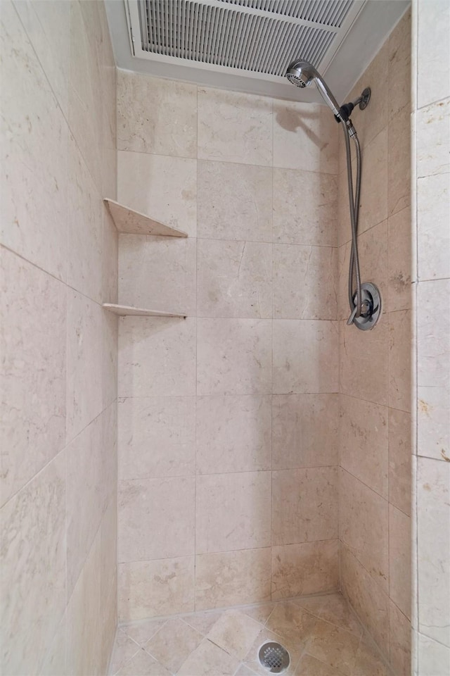 bathroom featuring tiled shower