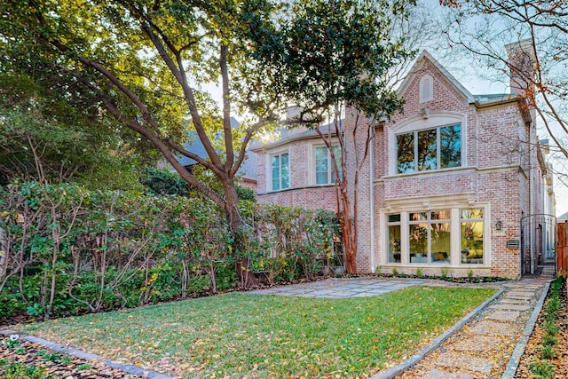 back of house featuring a lawn