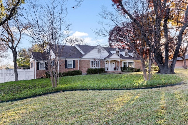 view of front of property featuring a front lawn