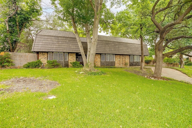 view of front of home featuring a front yard