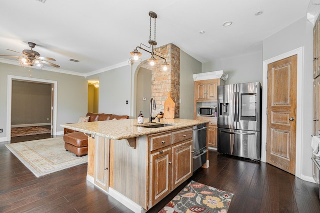 kitchen featuring sink, dark hardwood / wood-style flooring, a breakfast bar area, a kitchen island with sink, and appliances with stainless steel finishes