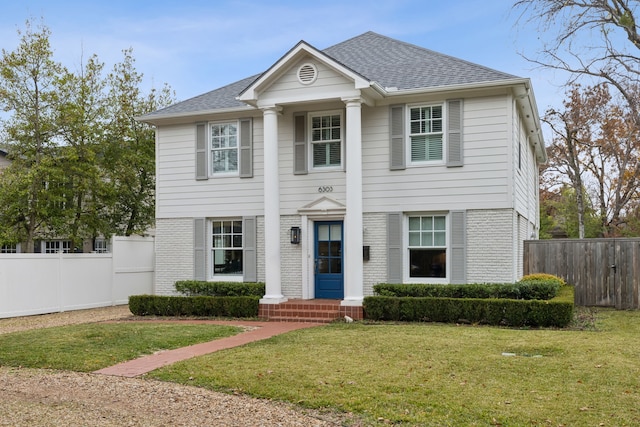 view of front of property with a front yard