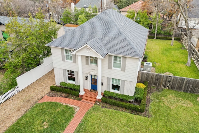 view of front of property featuring a front lawn