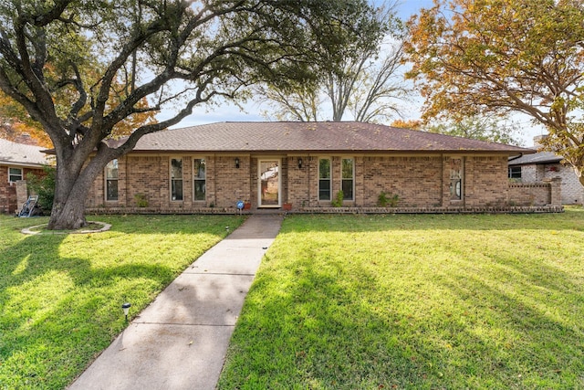 ranch-style house featuring a front yard