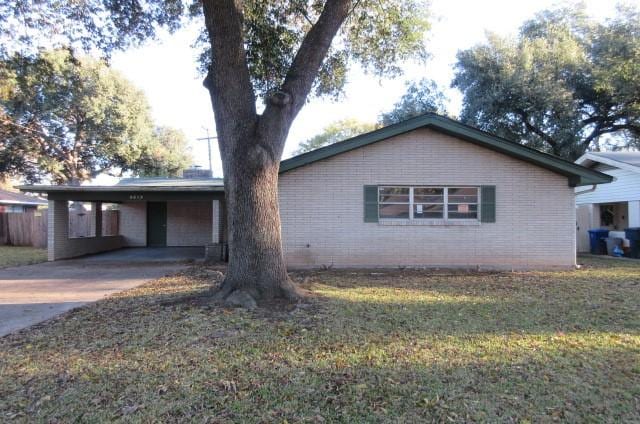 view of front facade featuring a front lawn and a carport