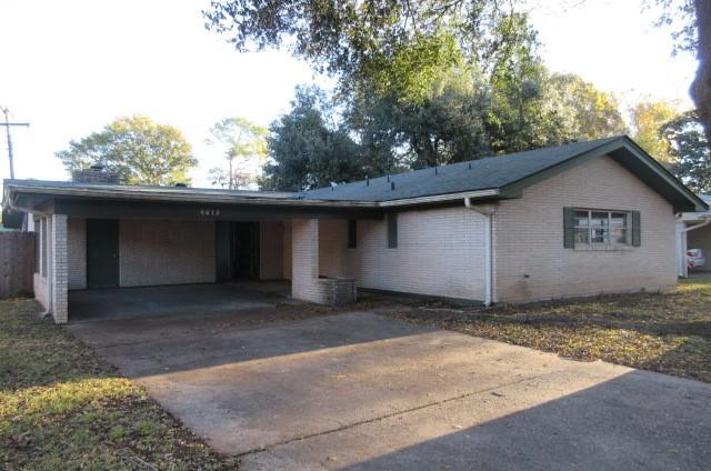 view of front facade featuring a carport