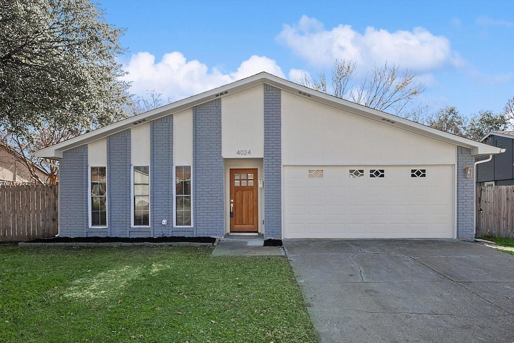 view of front facade featuring a garage and a front yard