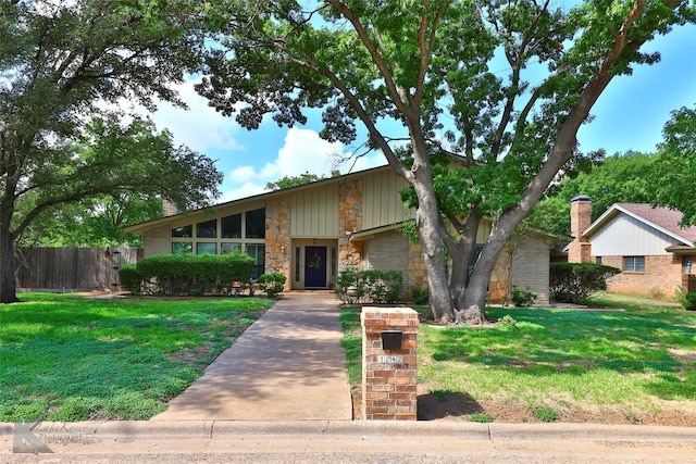 view of front of house featuring a front yard