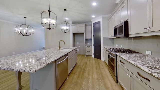 305 Sunset Ln Unit 102, Fort Worth, TX 76114 - kitchen with appliances with stainless steel finishes, a chandelier, light wood-style floors, decorative backsplash, and recessed lighting