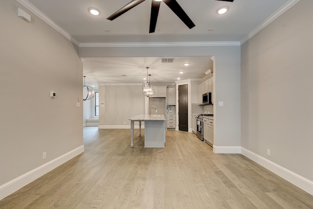 305 Sunset Ln Unit 102, Fort Worth, TX 76114 - kitchen with stainless steel appliances, a breakfast bar area, a ceiling fan, white cabinetry, and light wood-style flooring