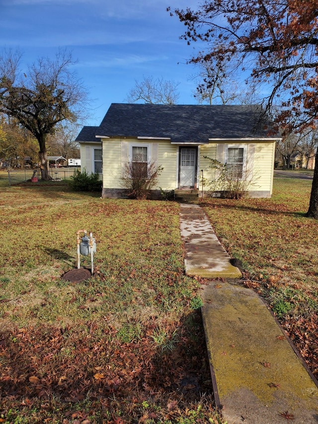 ranch-style house featuring a front yard