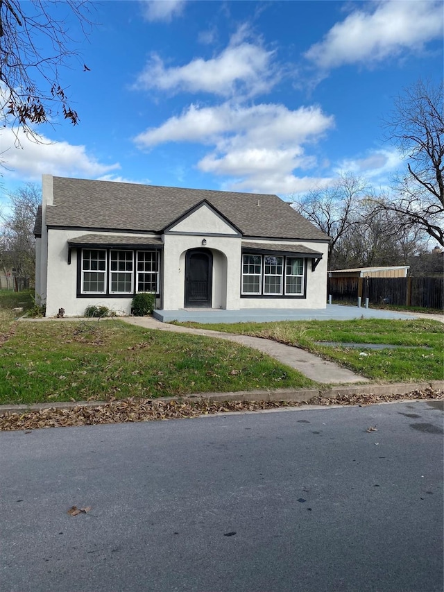 view of front facade featuring a front yard