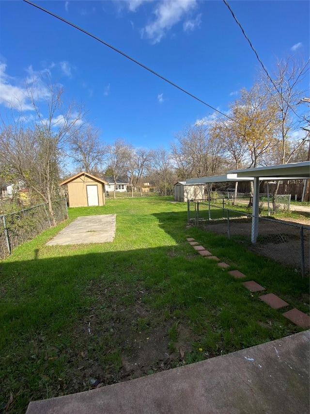 view of yard with a storage shed