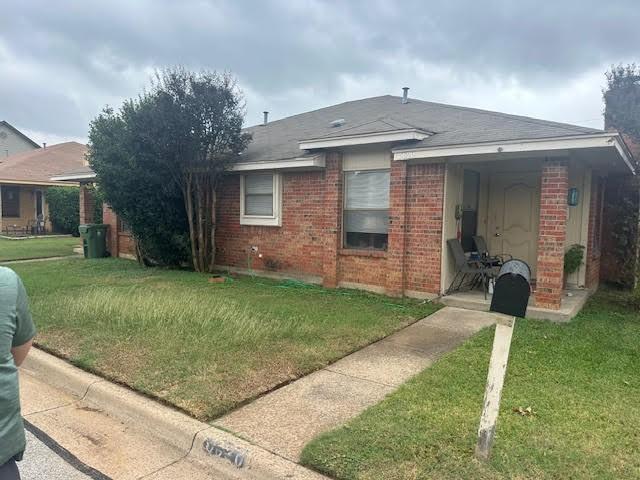 view of front of property with a front lawn