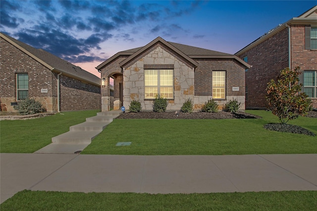 view of front facade featuring a lawn