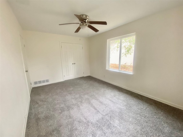 carpeted empty room featuring ceiling fan