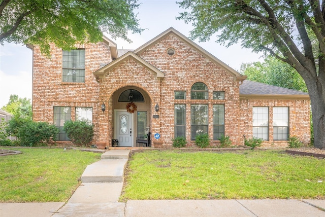 front facade featuring a front yard