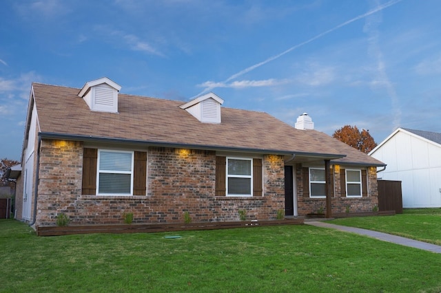 view of front of home featuring a front yard