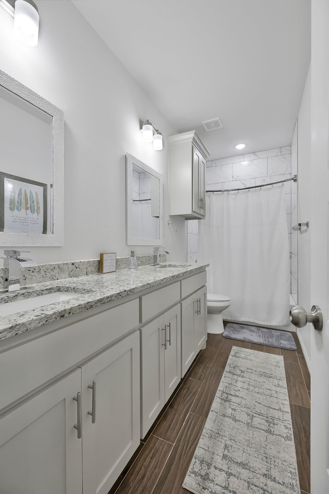 bathroom with a shower with curtain, vanity, and toilet