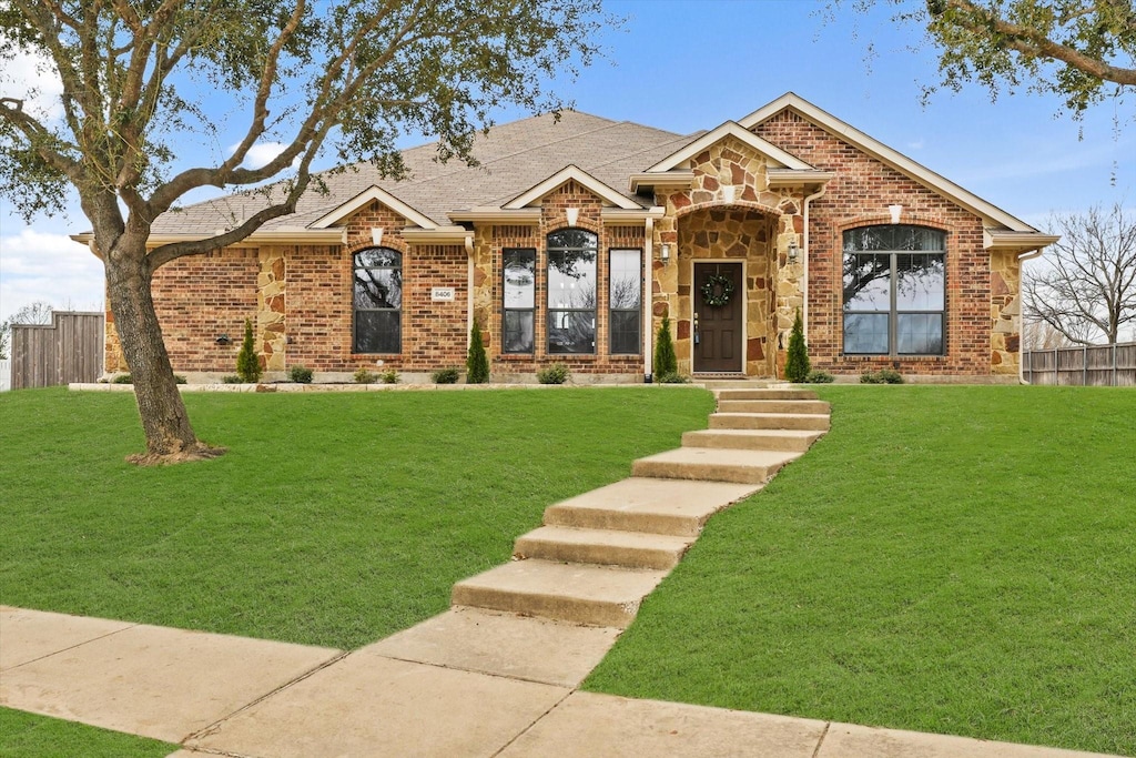 view of front of property featuring a front lawn