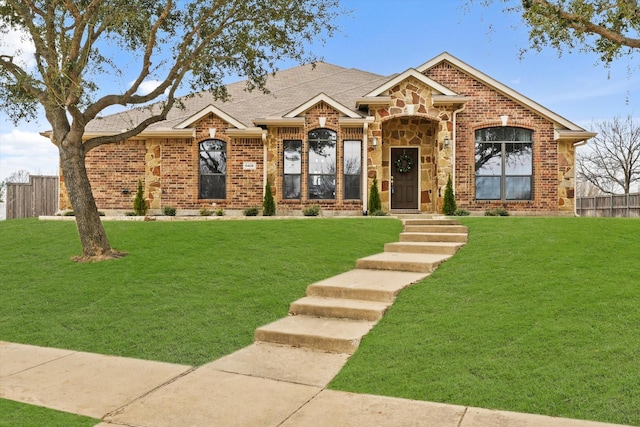 view of front of property featuring a front lawn