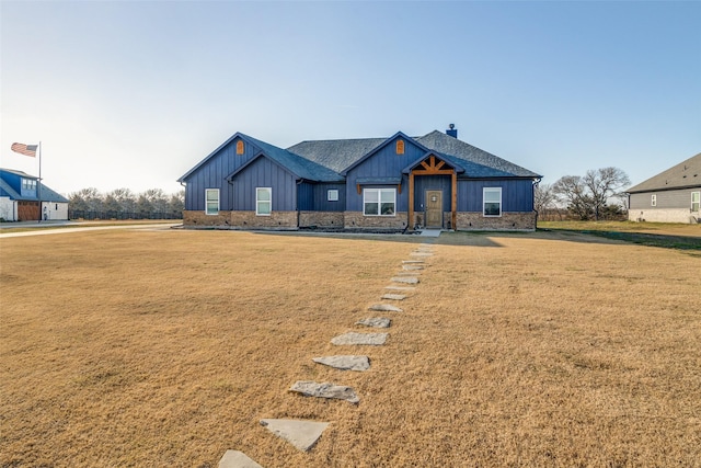 view of front of house featuring a front lawn