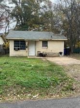 single story home featuring a front lawn