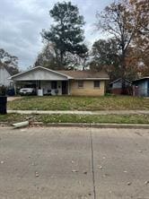 view of front of house with a carport and a front yard